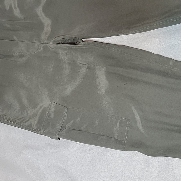 Theory Utility Cargo Pant in Sandwashed Silk Olive Green pull on - Picture 8 of 8